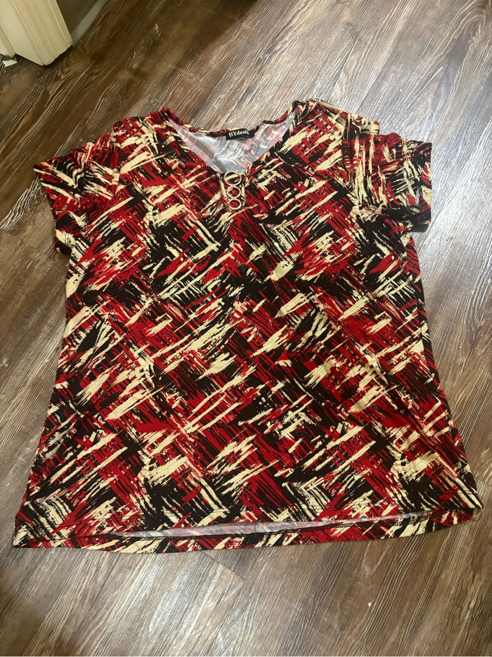 Women's Short Sleeve V-Neck Top with Ring Detail - Red Pattern